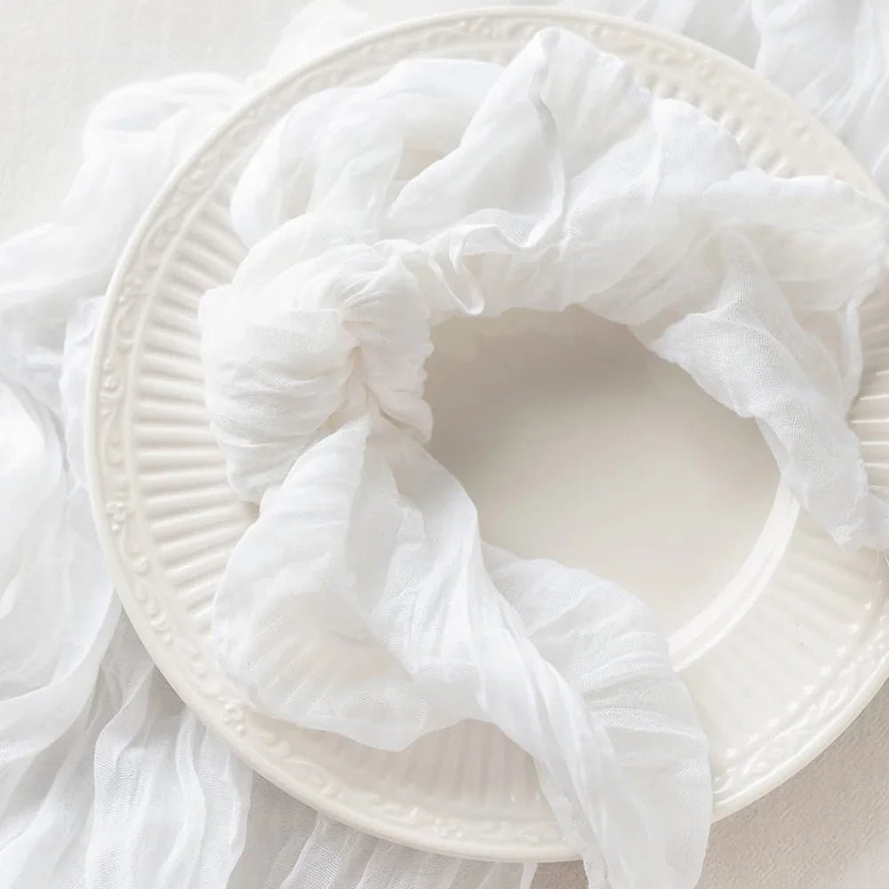 L'image montre une rose blanche épanouie, entourée de pétales blancs délicats et moelleux, créant une impression de douceur et de pureté.