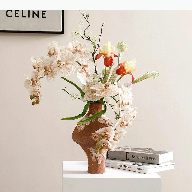 vase moderne marbré noir blanc rouge fleurs artificielles décoration intérieure contemporaine