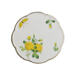 Assiette en porcelaine ornée de roses jaunes et de papillons volants, créant une scène délicate et florale.