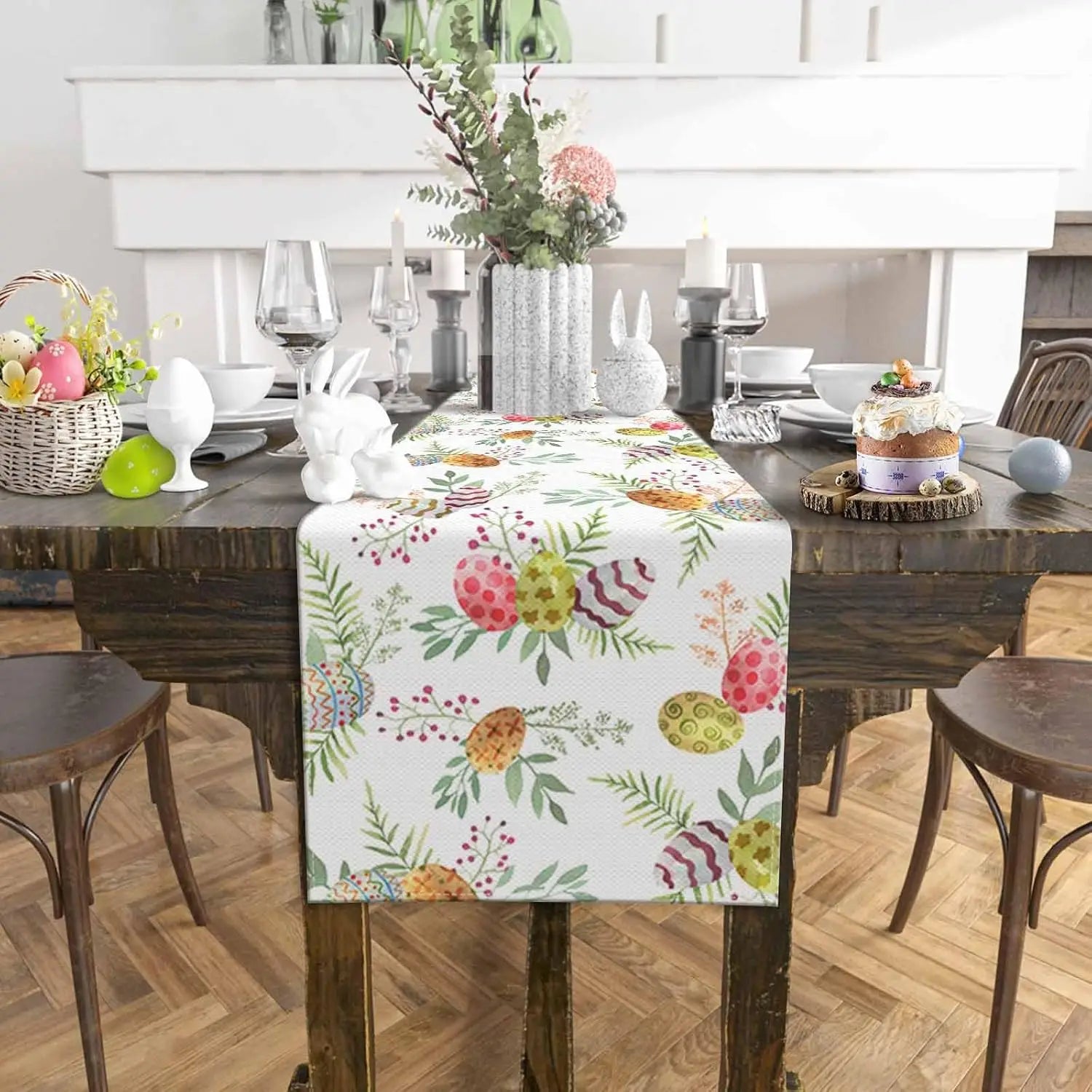 L'image montre une décoration de table de Pâques élégante avec des fleurs, des oeufs colorés et des éléments de décoration de Pâques sur une table en bois rustique.