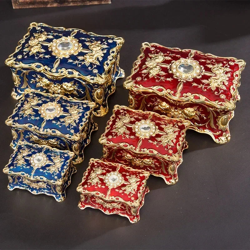 boîte bijoux baroque ornementation florale bleu rouge intérieur noir poignée dorée respectueux environnement stockage