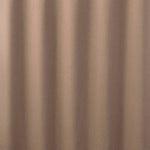 Image représentant des rideaux luxueux, fabriqués à partir de tissus de haute qualité. Ces rideaux brunâtres dégagent un sentiment chaleureux et accueillant, idéal pour n'importe quel salon ou chambre à coucher. Leur texture riche et leur couleur brun clair les rendent parfaitement adaptés à une variété de styles de décoration d'intérieur.