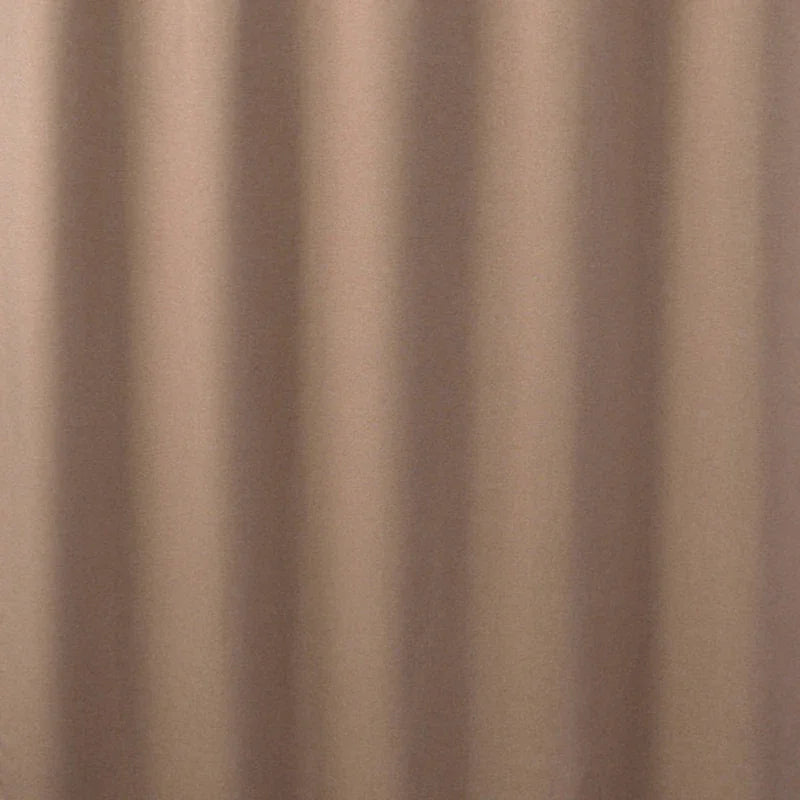 Image représentant des rideaux luxueux, fabriqués à partir de tissus de haute qualité. Ces rideaux brunâtres dégagent un sentiment chaleureux et accueillant, idéal pour n'importe quel salon ou chambre à coucher. Leur texture riche et leur couleur brun clair les rendent parfaitement adaptés à une variété de styles de décoration d'intérieur.