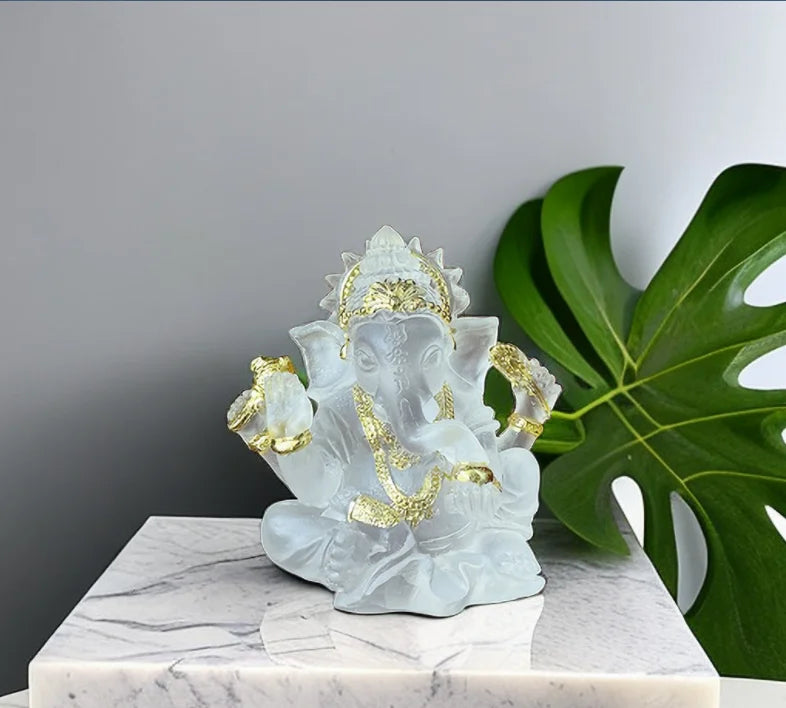 statue ganesha blanc détails dorés motif sculpté occasion mariage décoration intérieure traditionnelle hindoue