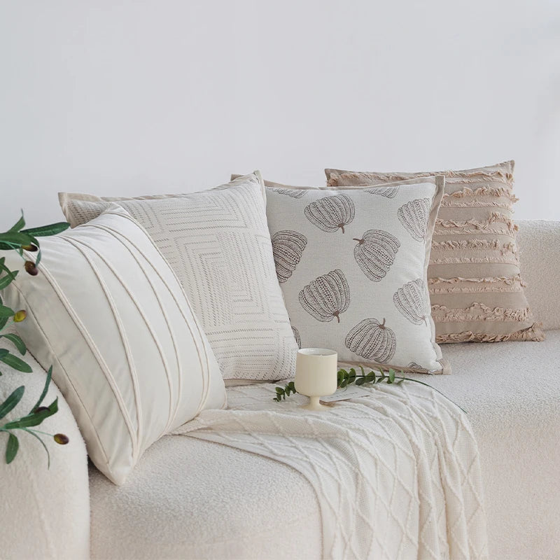 coussin motif feuilles stylisées beige clair moderne opacité 45x45cm franges fixation