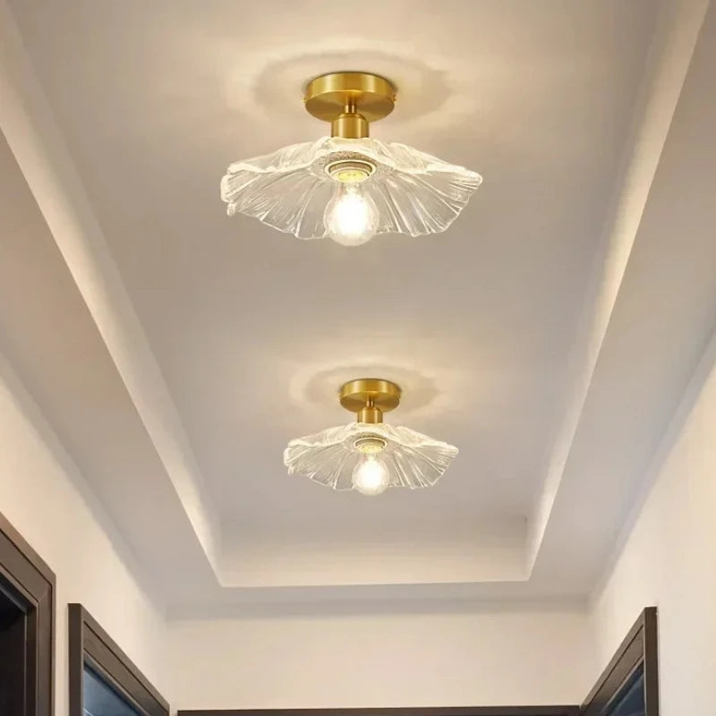 lampe suspendue or transparente motif floral texture ondulée moderne élégante tringle câble
