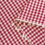 Nappe à carreaux rouges et blancs avec franges décoratives pour une table élégante et champêtre. Design classique idéal pour les repas en extérieur ou les occasions spéciales.