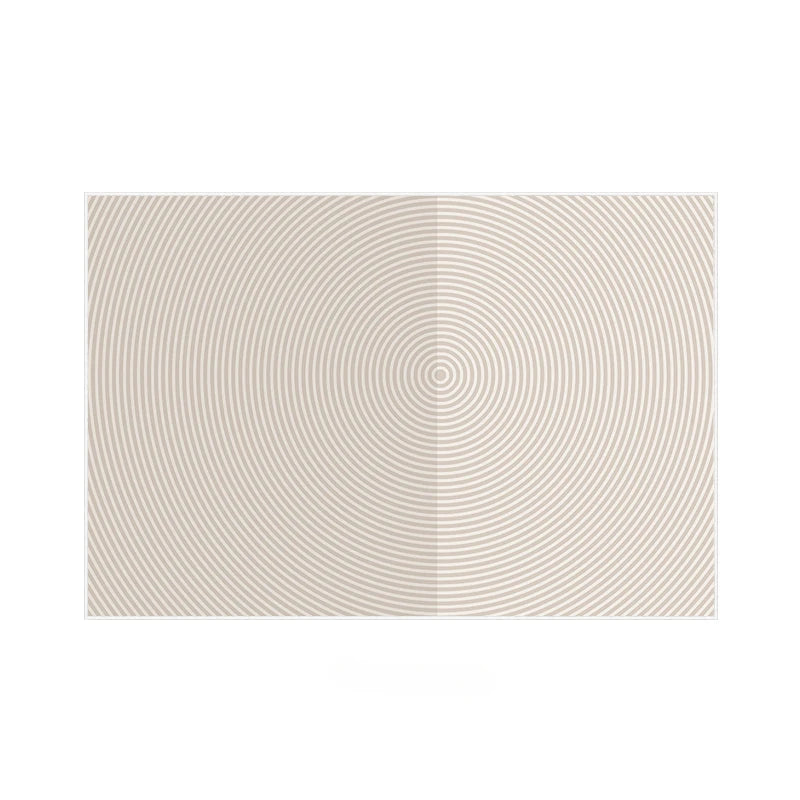 Le motif de lignes concentriques géométriques noires et blanches crée un effet visuel saisissant et hypnotique.