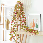 Guirlande de fleurs artificielles enroulée autour d'une rampe d'escalier pour une ambiance romantique