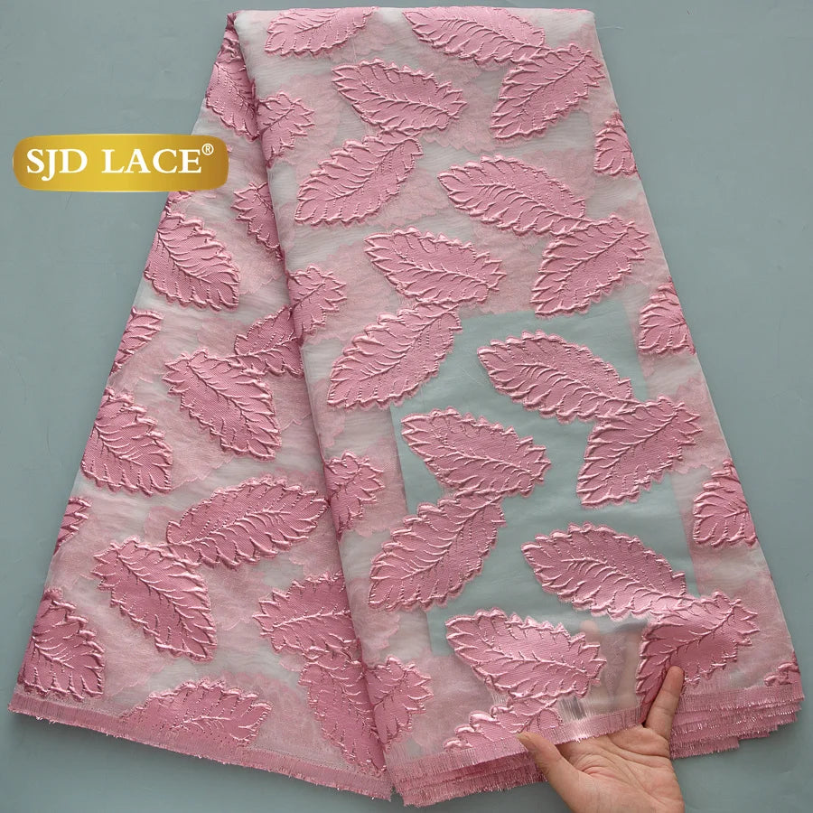 tissu dentelle polyester nylon largeur 51 pouces motifs feuilles stylisées couleurs noir vert rose