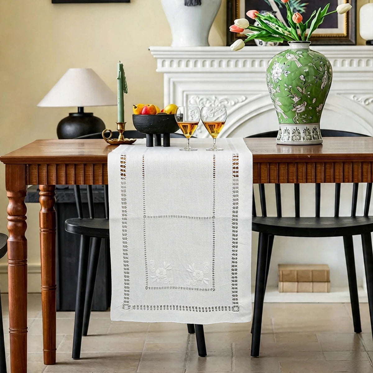chemin table lin brodé floral motif géométrique blanc élégant traditionnel champêtre semi transparent rectangle