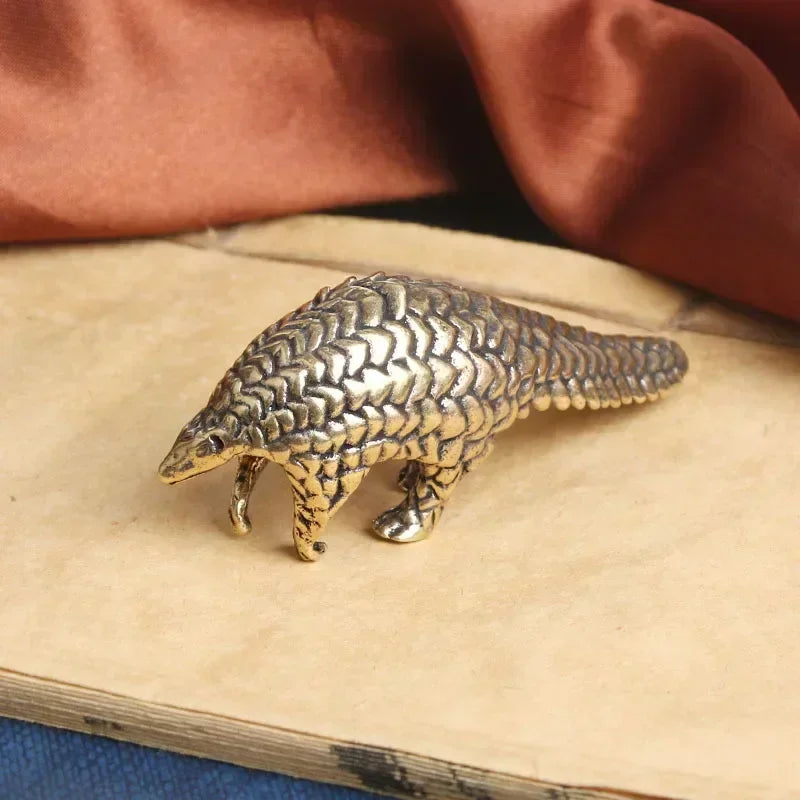 ornement métallique statuette pangolin doré émaillé écailles animalier décoration maison