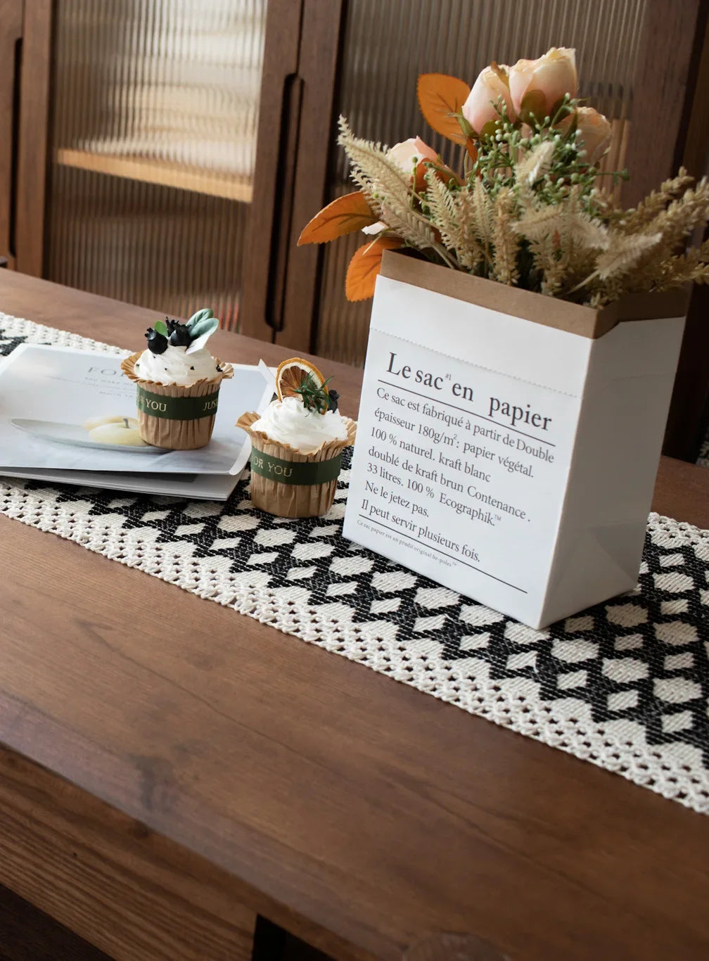 serviette table moderne blanche noire losange bordure frisée coton polyester maison