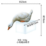 statue canard blanc plumes orange piscine jardin décoration extérieure animaux ornements paysagistes fleurs artificielles