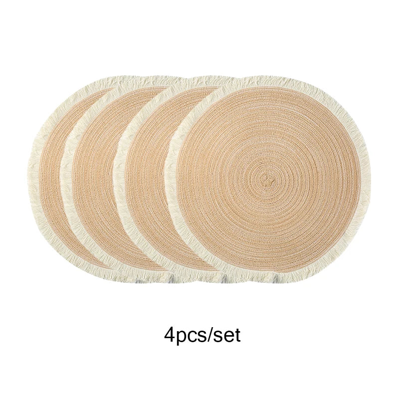 tapis rond moderne franges blanches placemats tissés beige clair assiettes vaisselle