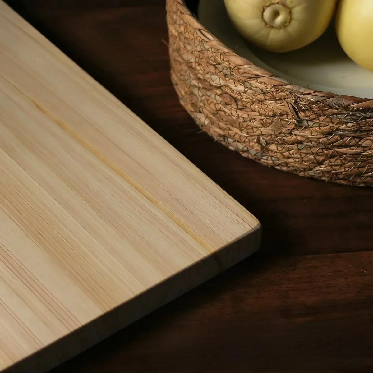 planche découper bois clair rectangle emballage papier blanc couteau manche bois clair panier tressé