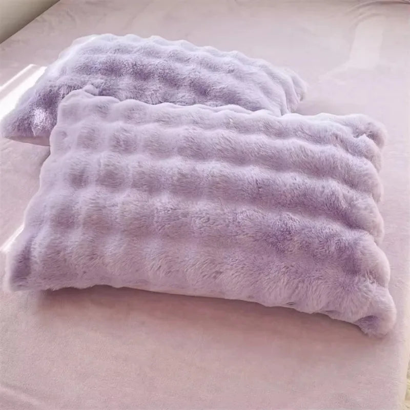 taies d'oreiller fourrure synthétique rose clair blanc cassé moderne respectueux environnement simple vert pastel