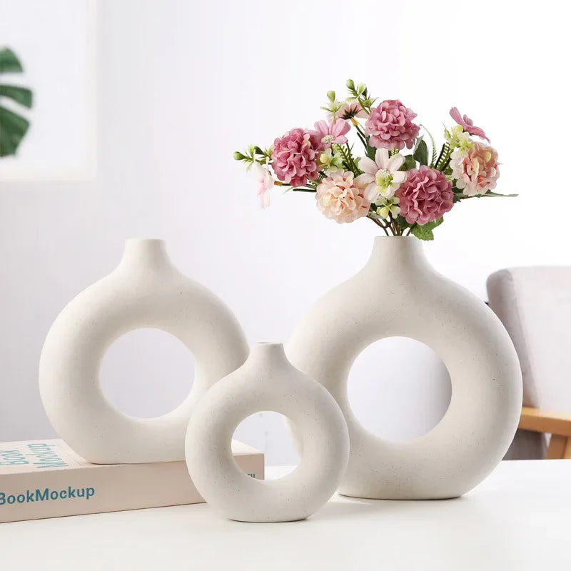 vases modernes roseclair beige noir bougies fleurssséchées décorationintérieure texturegrained minimaliste setdeco