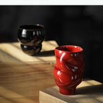 tasses modernes noir rouge texture ondulée brillante fonction table