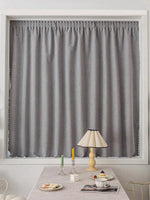 Rideau opaque gris élégant, idéal pour la décoration intérieure, offrant intimité et style. Parfait pour les salons modernes, ce rideau gris s'intègre harmonieusement à tout type de mobilier. Créez une ambiance cosy et sophistiquée dans votre espace de vie.
