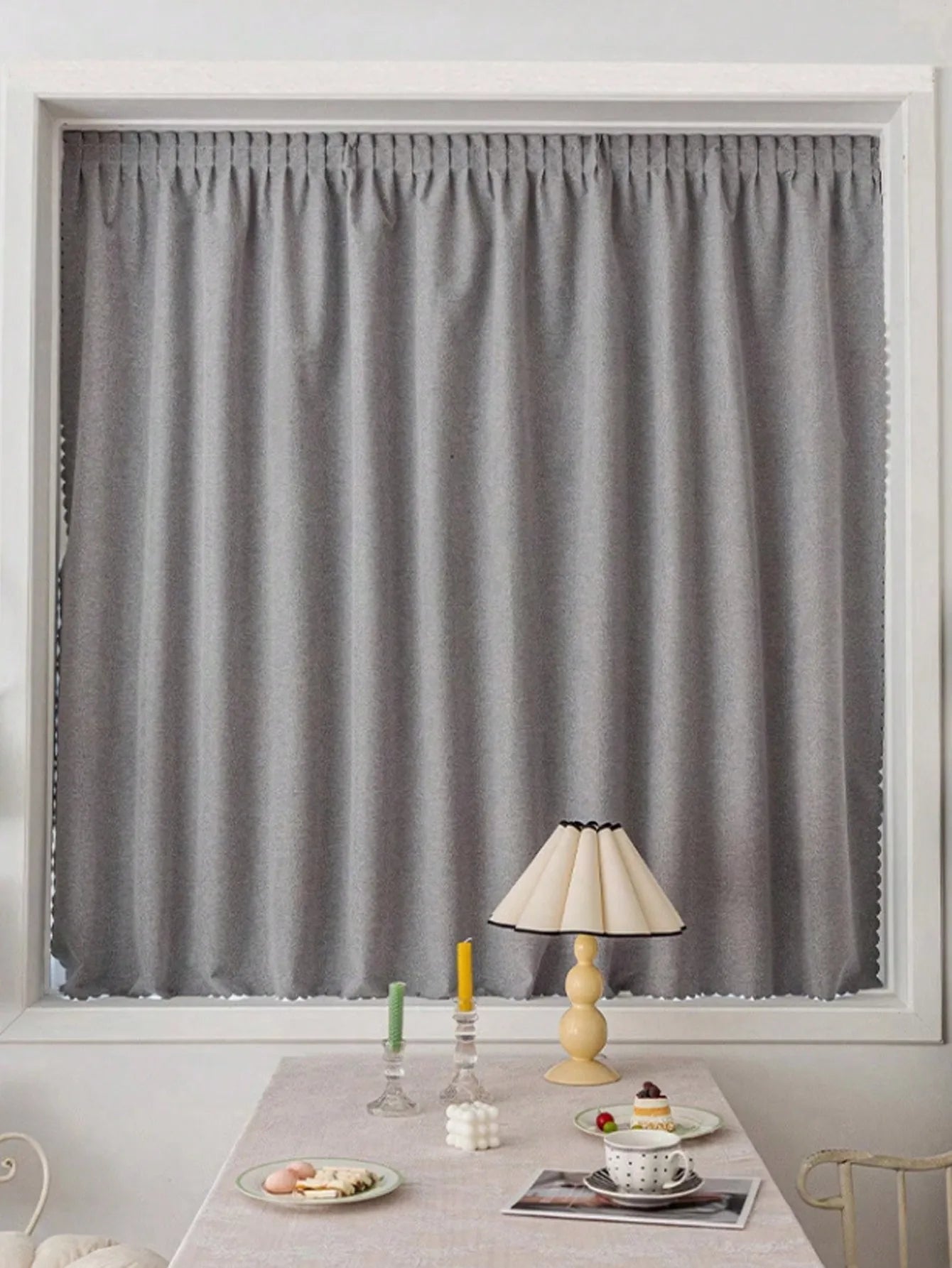 Rideau opaque gris élégant, idéal pour la décoration intérieure, offrant intimité et style. Parfait pour les salons modernes, ce rideau gris s'intègre harmonieusement à tout type de mobilier. Créez une ambiance cosy et sophistiquée dans votre espace de vie.