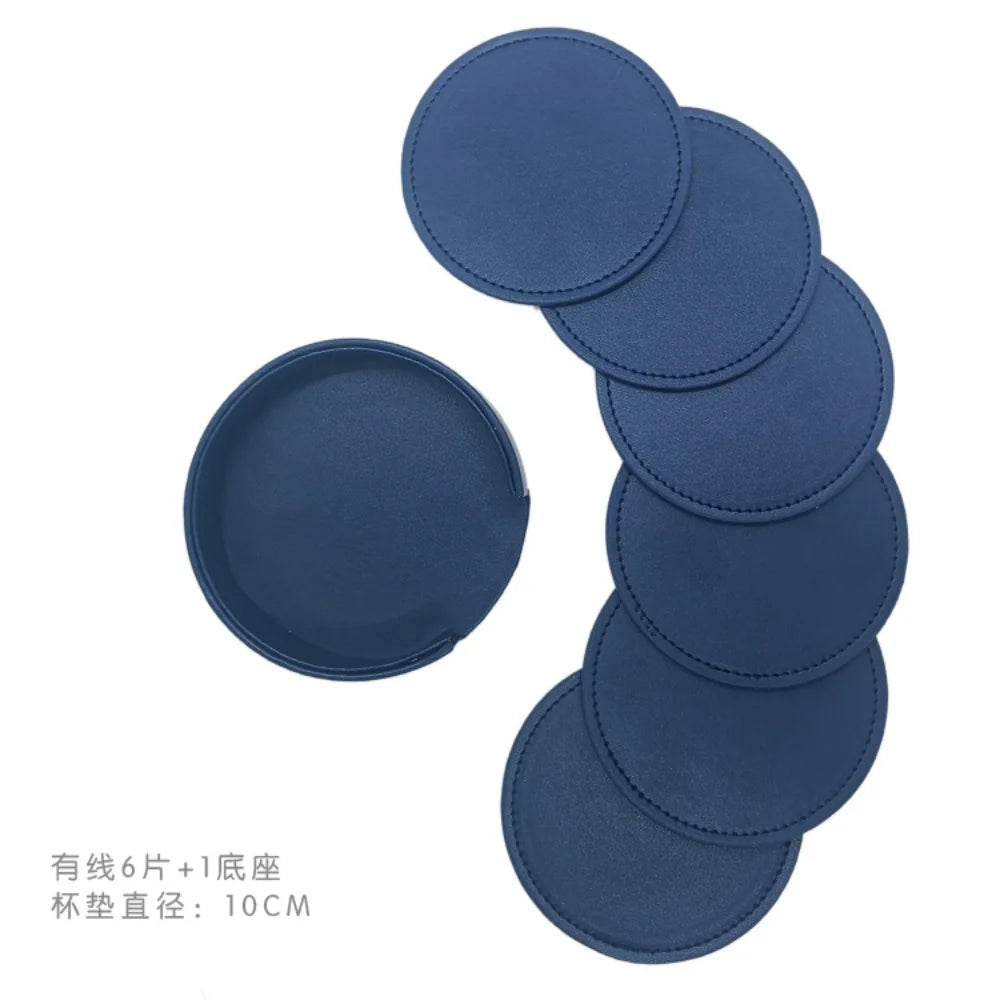 Ensemble de sous-verres en cuir bleu foncé, avec un support de plateau en métal amovible.