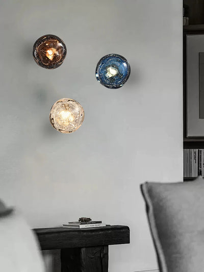 Lampe de chevet bleue en cristal et verre sur mur blanc