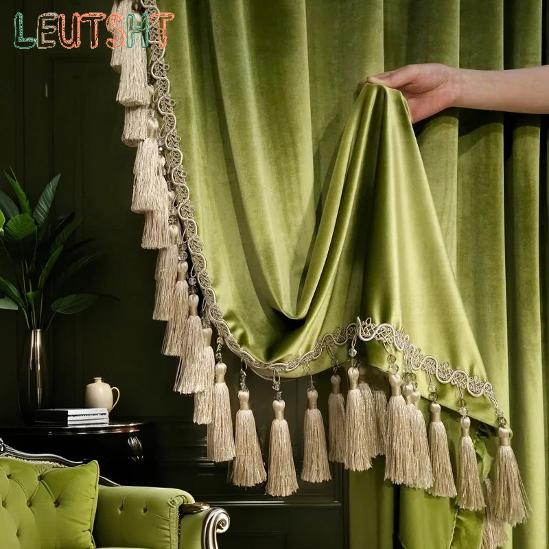rideau velours vert olive classique pompons fenêtre salon luxe maison