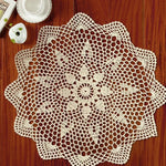 serviette table traditionnelle motif floral central couleur beige clair