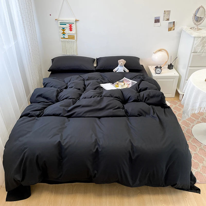 Parure de lit noire en coton lavé sur un lit queen