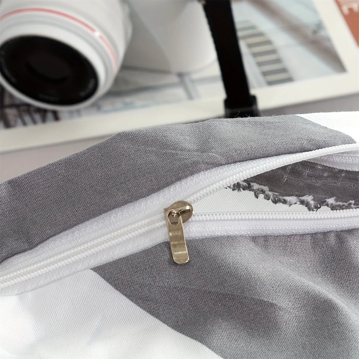 Housse de couette motifs géométriques dans une chambre moderne