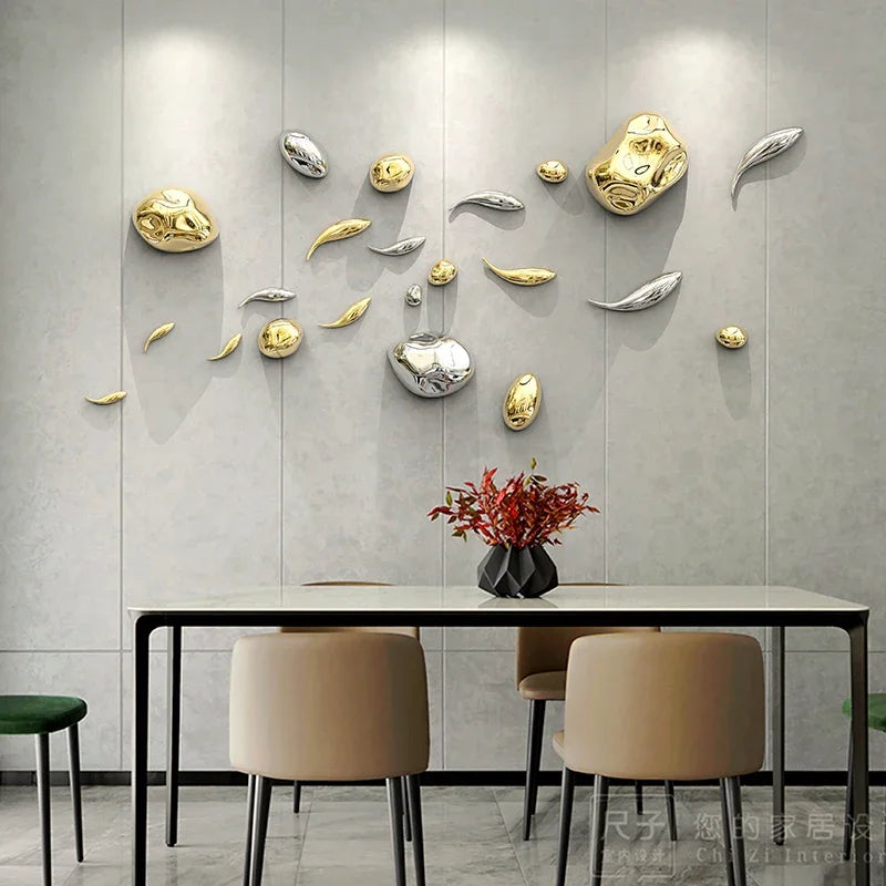 Décoration murale abstraite en pierre multicolore accrochée au-dessus d'un lit