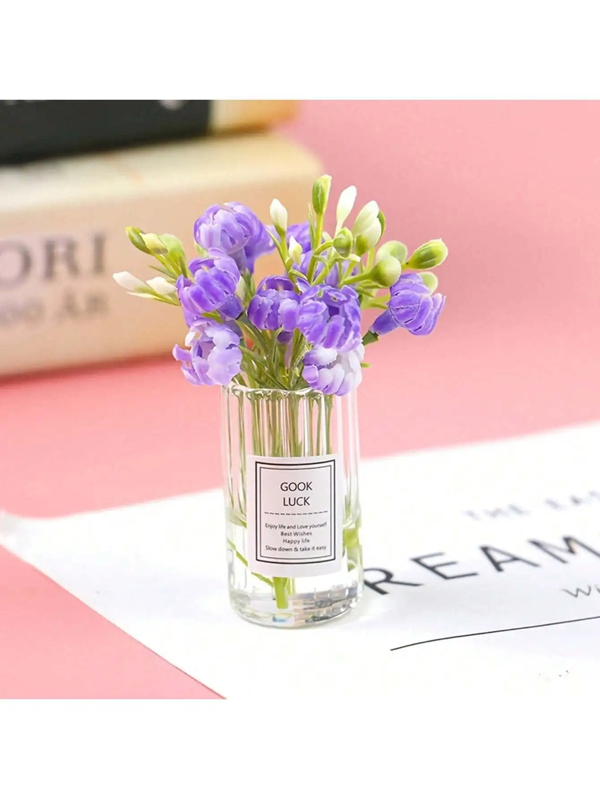 bouquet fleurs violet rose blanc verre transparent vase minimaliste decoration intérieure artificiel simple