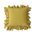 Un coussin jaune orné de volants décoratifs.