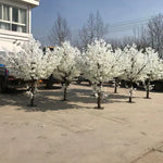 arbre artificiel blanc fleurs tronc brun moderne décoration extérieure mariage photo accueil