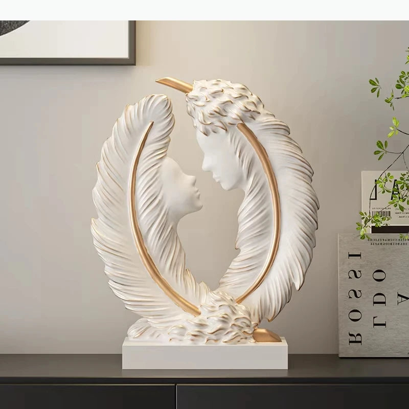 statue décorative moderne couple enlacé plumes blanches or motifs floraux noël saint valentin mariage