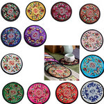 serviettes table traditionnelles brodées fleurs couleur rose ethniques tasses thé