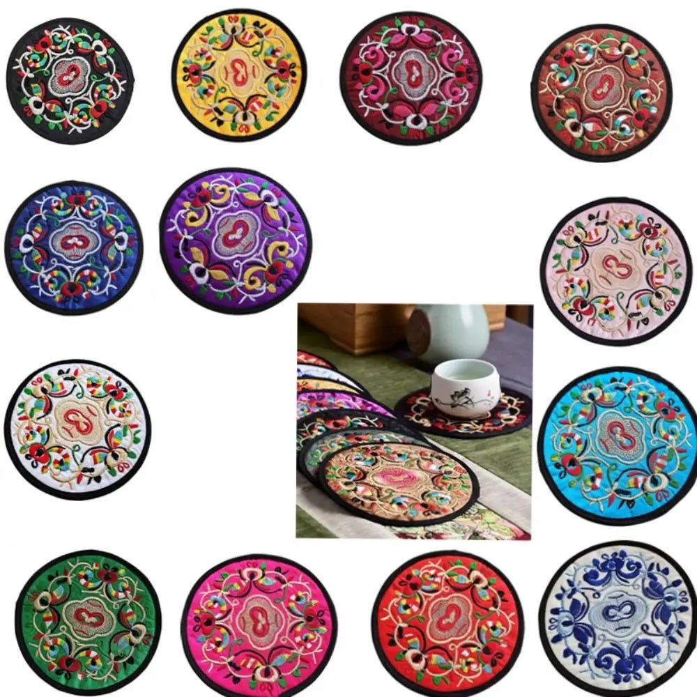 serviettes table traditionnelles brodées fleurs couleur rose ethniques tasses thé