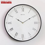 horloge murale dorée aiguilles romains noirs fond blanc moderne salon quartz