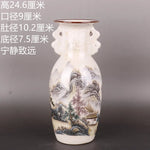 Vase en porcelaine décoré d'un paysage de montagnes et de rivières, avec des mesures indiquées.