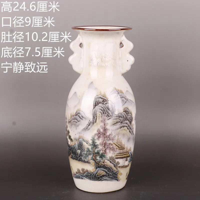 Vase en porcelaine décoré d'un paysage de montagnes et de rivières, avec des mesures indiquées.