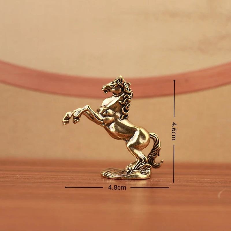 décoration intérieure statuette cheval doré détails fins sculpture cuivre opaque moderne salon