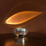 Lampe de chevet moderne éclairée dans une chambre à coucher