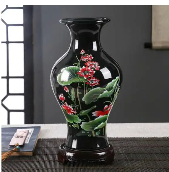 Vase décoratif en porcelaine noire avec des motifs de fleurs rouges et de feuilles vertes dans un style chinois traditionnel.