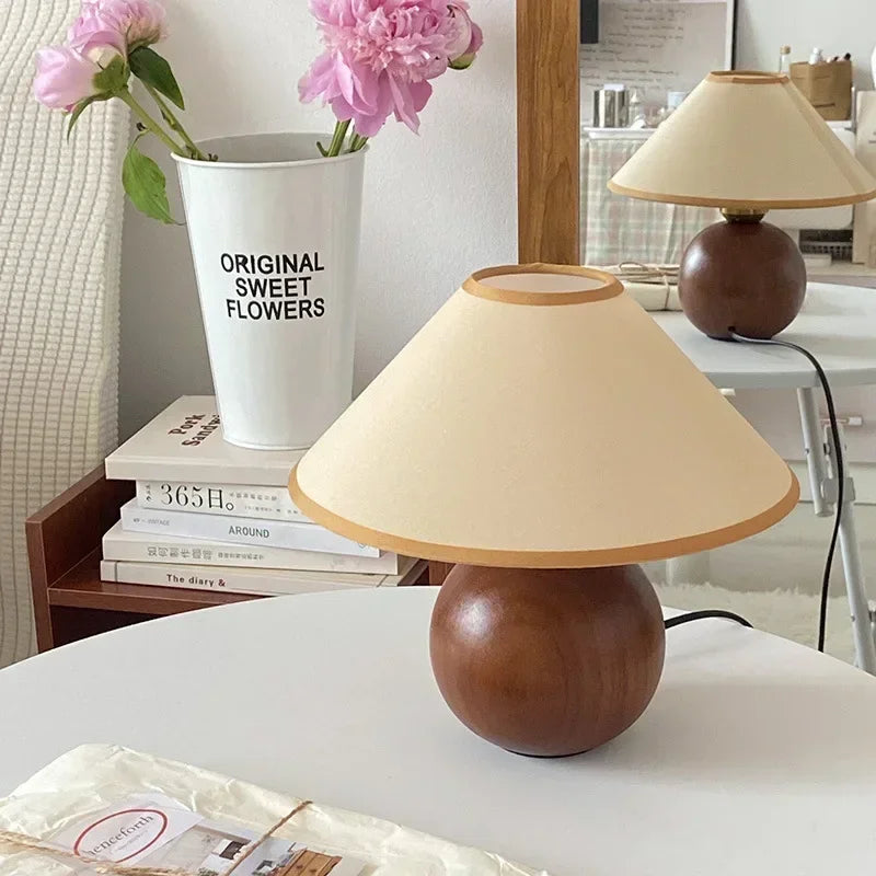 Détail du design en bois de la lampe de chevet rétro