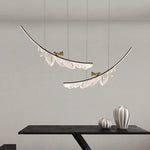Suspension lumineuse contemporaine oiseau stylisé noir blanc doré plumes transparentes chambre salon
