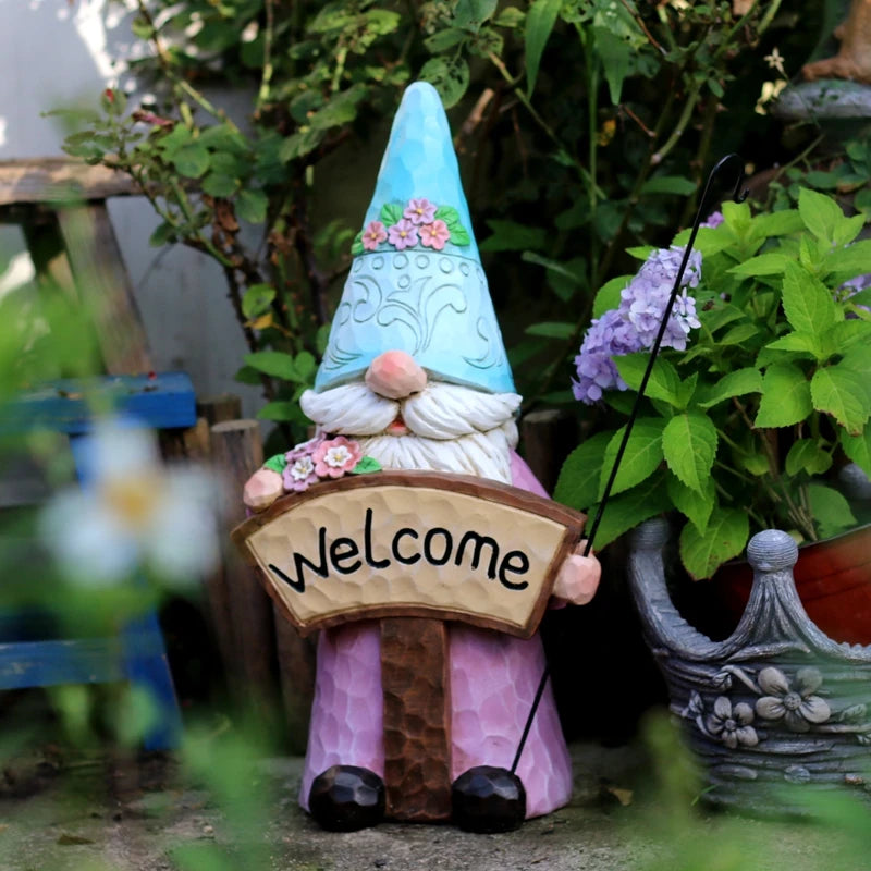 Statue gnome jardin bienvenue balcon cour décorative panneau fleurs lanterne champignons textures bois vintage