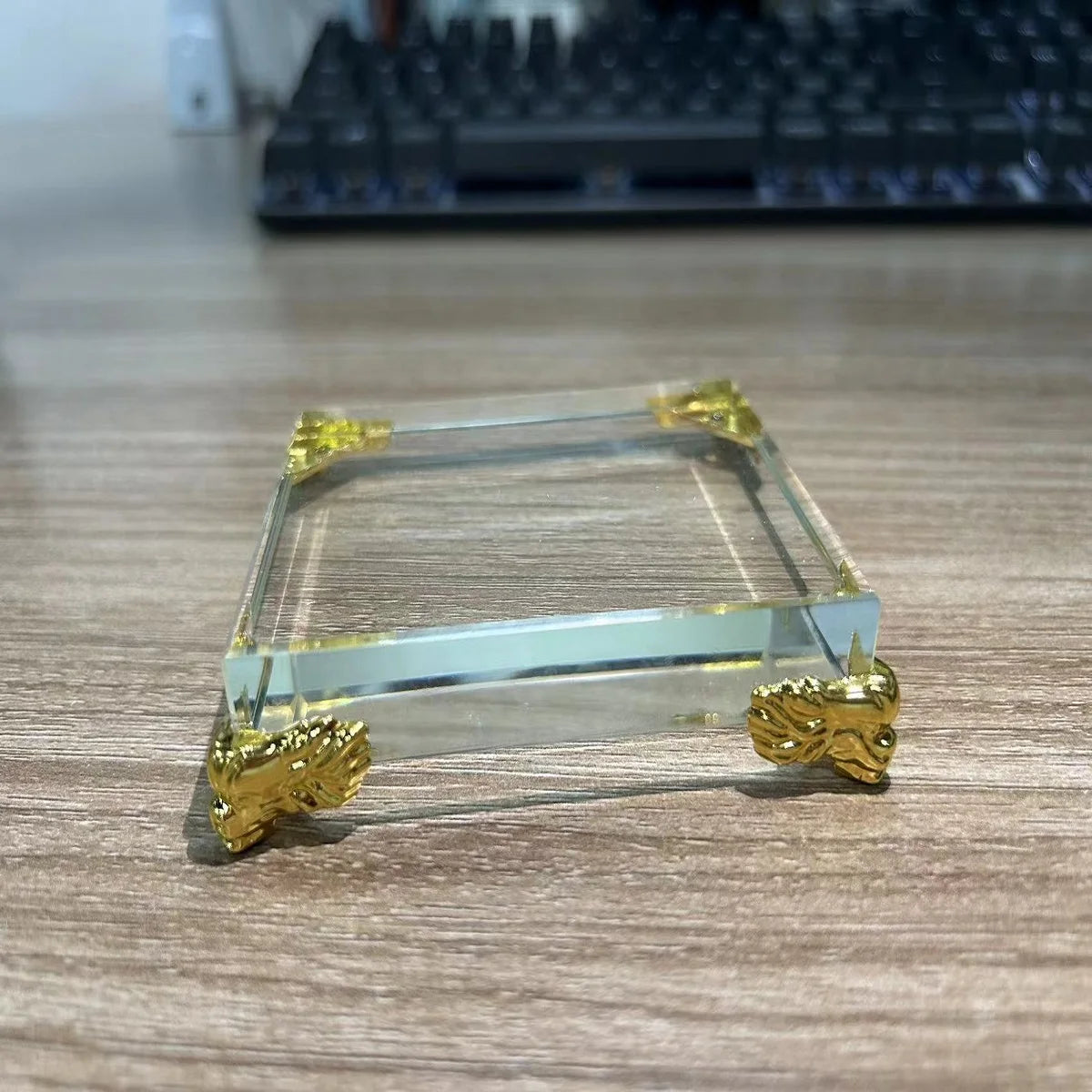 présentoir verre vert clair doré ornements végétaux animaux stylisés baroque deco chambre moderne