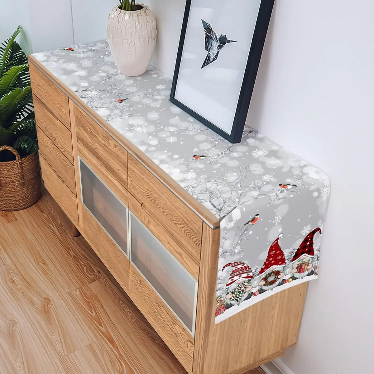 Meuble de rangement en bois avec design décoratif hivernal, incluant des motifs de flocons de neige, de baies rouges et de lutins.
