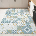 Tapis aux motifs géométriques dans des tons de bleu, de jaune et de blanc, créant un motif harmonieux sur le sol de la cuisine.